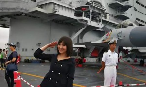 从“香港你好”到“国安家好”，航母访港，甲板的字为何变了？