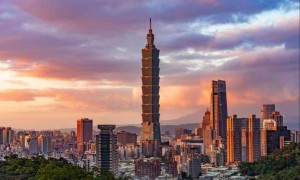 特朗普回应访华，美专家呼吁弃台，赖清德来了个大动作，大陆火速回应
