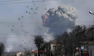 俄军700枚导弹突袭乌全境！泽连斯基专机遭五架军机围堵，最终拿到1.25欧元援助