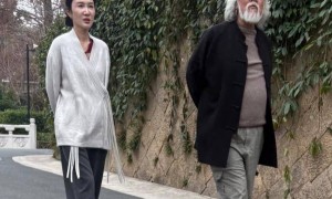 张纪中寺庙散步，肚溜圆眼呆滞，杜星霖瘦脱相，满脸嫌弃走在后面