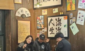 森林北疑现身汪峰天津演唱会，坐在V1区，没跟男友嗨却在刷手机