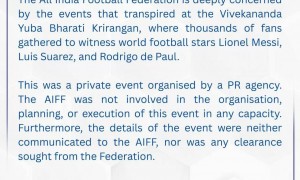 梅西“印度行”惹争议！球迷愤怒冲场拆设备 主办方被警方拘留